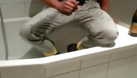 Sexy slutty issue weeke and masturbates in the car