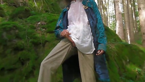 Slutty girl get predator with dildo