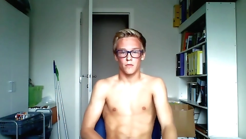 Sexy chick gets a creampie