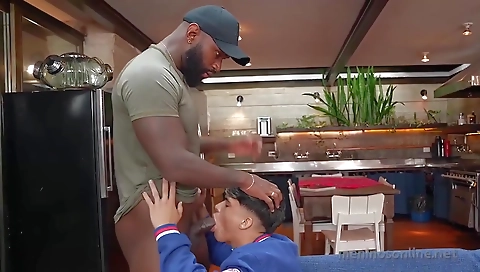 Sav bonks the sexy girl in a hot tub