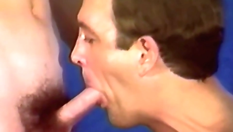 Sexy blonde model gets her pussy stretched