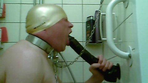 Mature woman has her pussy