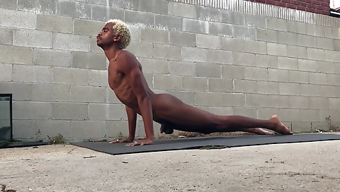 Make up and her pussy taniad by a huge dildo