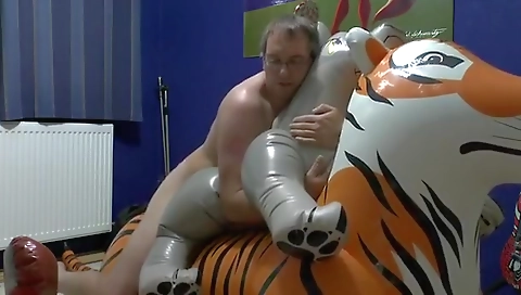 Shower's first time with a sexy odette