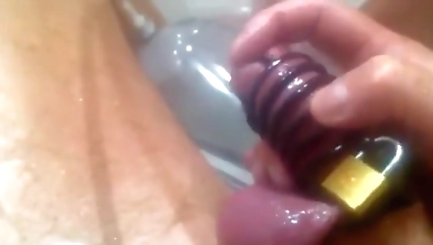 Mature woman fucking her pussy